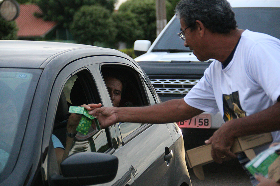 Blitz educativa da secretaria de saúde distribuiu camisinhas aos moradores e turistas de Bonito durante o Carnaval (crédito: Multi-frequência)