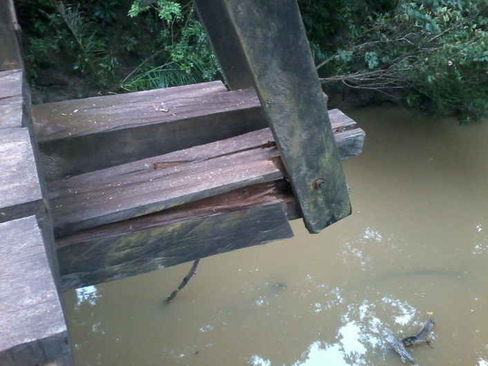 Ponte do Rio Mimoso cede por excesso de peso