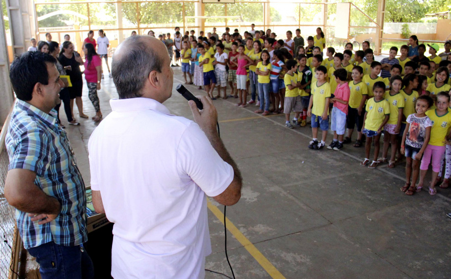Prefeito Leleco conversa com crianças da rede municipal durante entrega dos kits escolares (Foto: Alex Herman/ Multi-frequência)