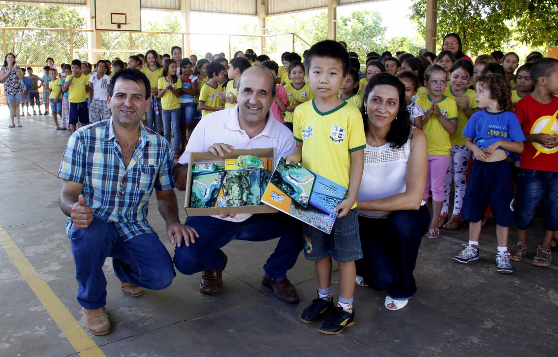 Takuya Uchino, 7 anos, foi o primeiro a receber o kit escolar na escola Professora Durvalina Dorneles Teixeira
