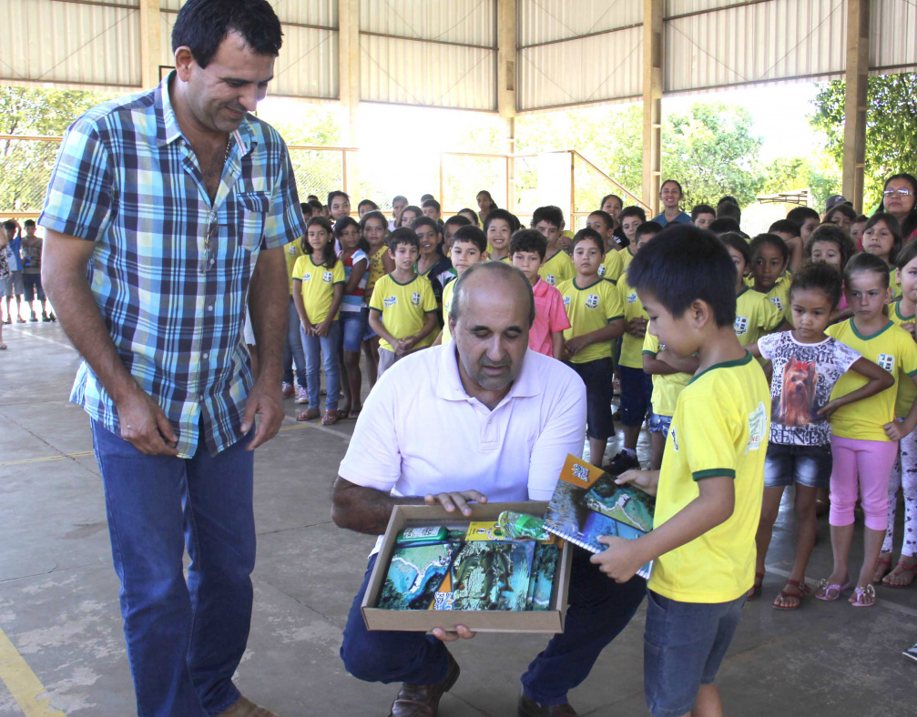 Prefeito mostra o kit ao estudante do 2 ano do ensino fundamental