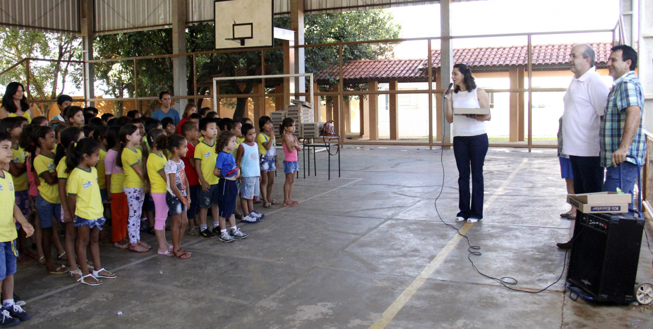 Secretária de educação Loiva Heidecke Schiavo conversa com as crianças no início da cerimônia de entrega