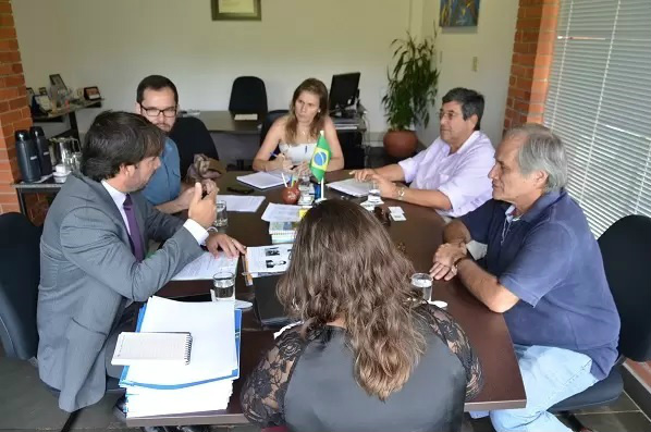 Secretária de Turismo, Indústria e Comércio, Juliane Salvadori (centro) e diretor-presidente da Fundtur, Nelson Cintra (à direita) durante reunião em Campo Grande (Crédito: Comunicação/Fundtur)