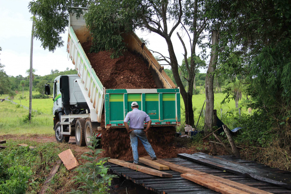 Ponte do Céu Azul recebe manutenção da equipe da Secretaria de Obras