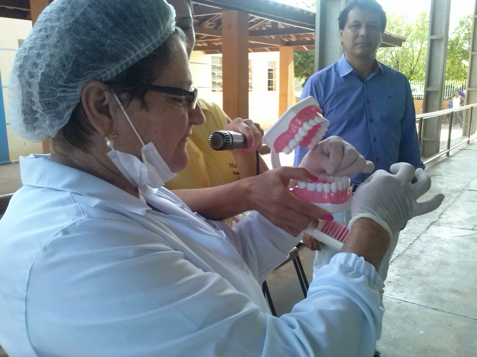 Técnica em saúde bucal mostra aos alunos da rede municipal como usar o fio dental adequadamente 