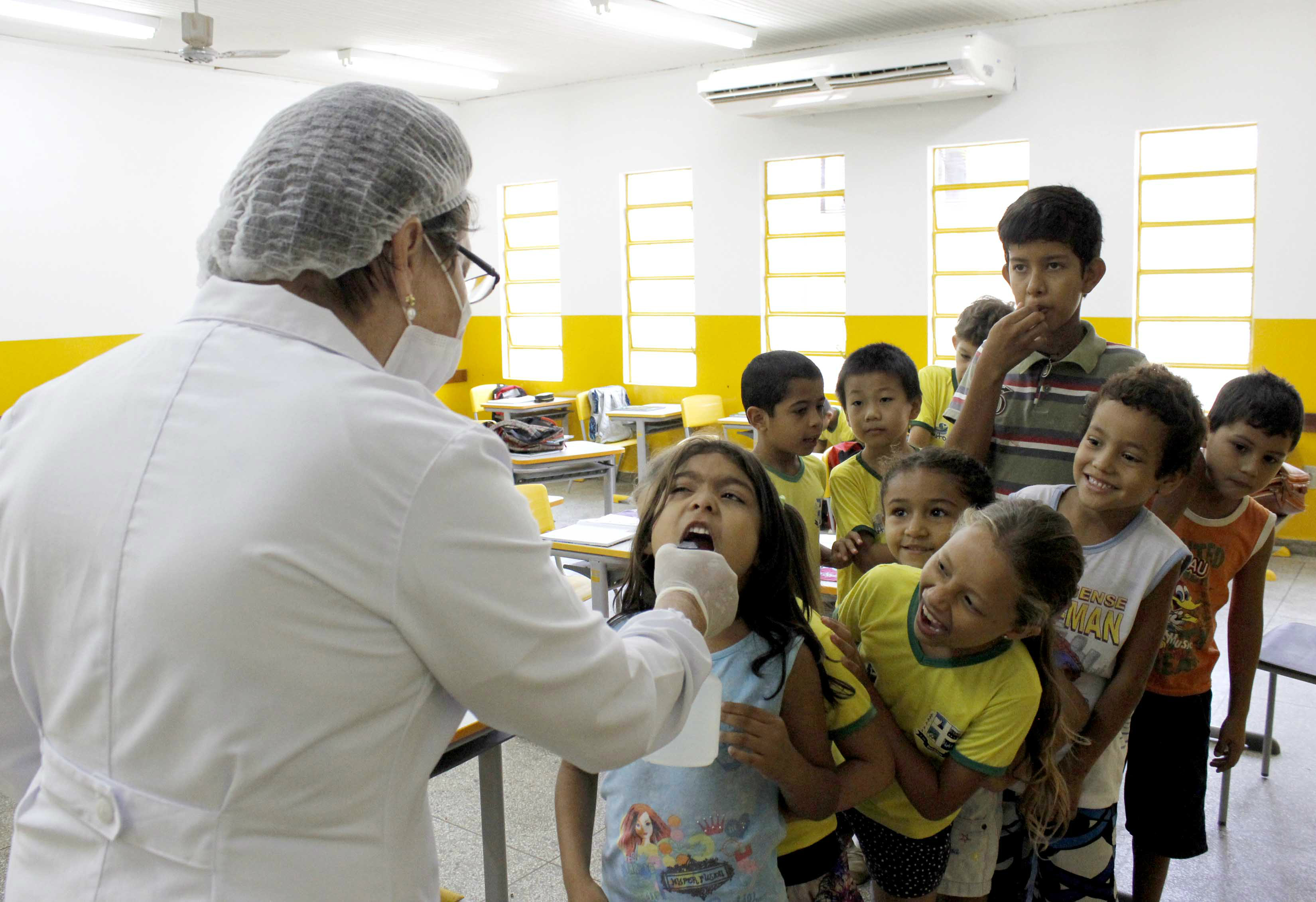 Técnicos da secretaria de saúde aplicam flúor nas crianças da rede municipal (Crédito: Multi-frequência)