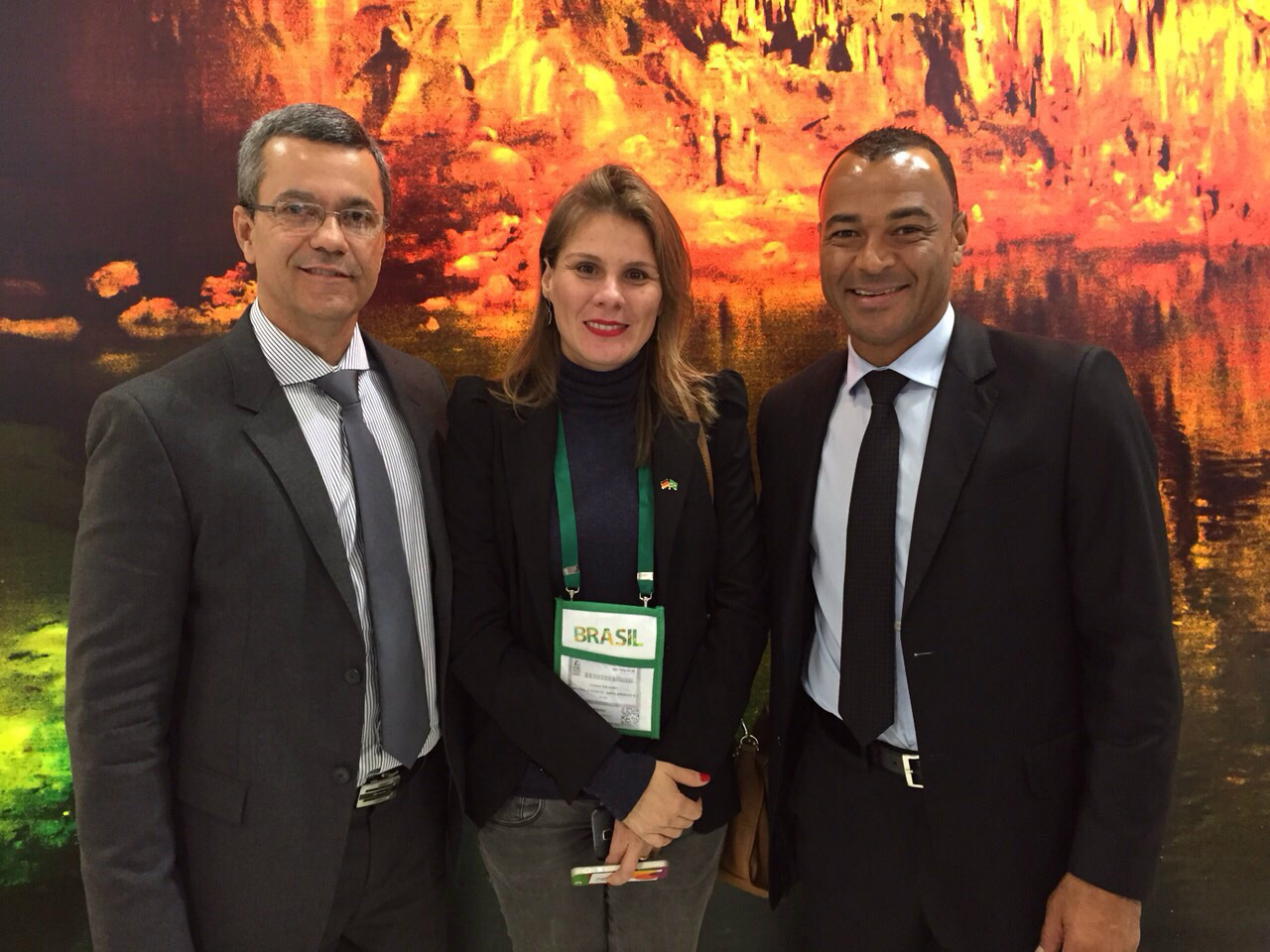 O presidente da Embratur, Vicente Neto, Juliane Salvadori e o ex-capitão da seleção brasileira Cafu 