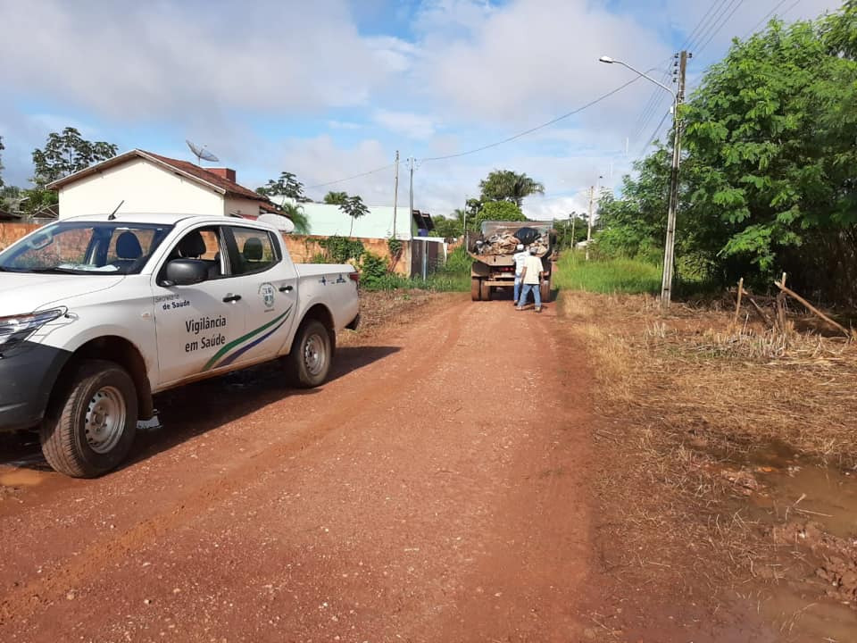 Trabalhos contaram com o apoio de 2 caminhões da Secretaria de Obras. Foto extraída do facebook
