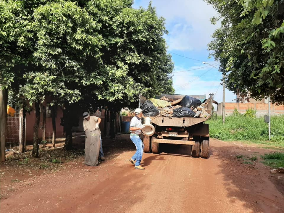 Foram recolhidos móveis, sofás, colchões, geladeiras, máquinas de lavar e outros objetos. Foto extraída do facebook
