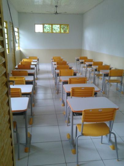 Novas mesas e cadeiras da Escola Municipal Rural Águas do Miranda