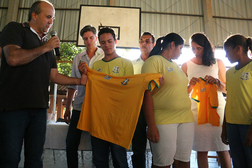 Prefeito Leleco entrega uniformes a alunos de Bonito