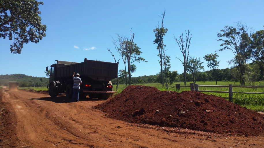 Caminhões do Exército trabalham na recuperação das estradas do município