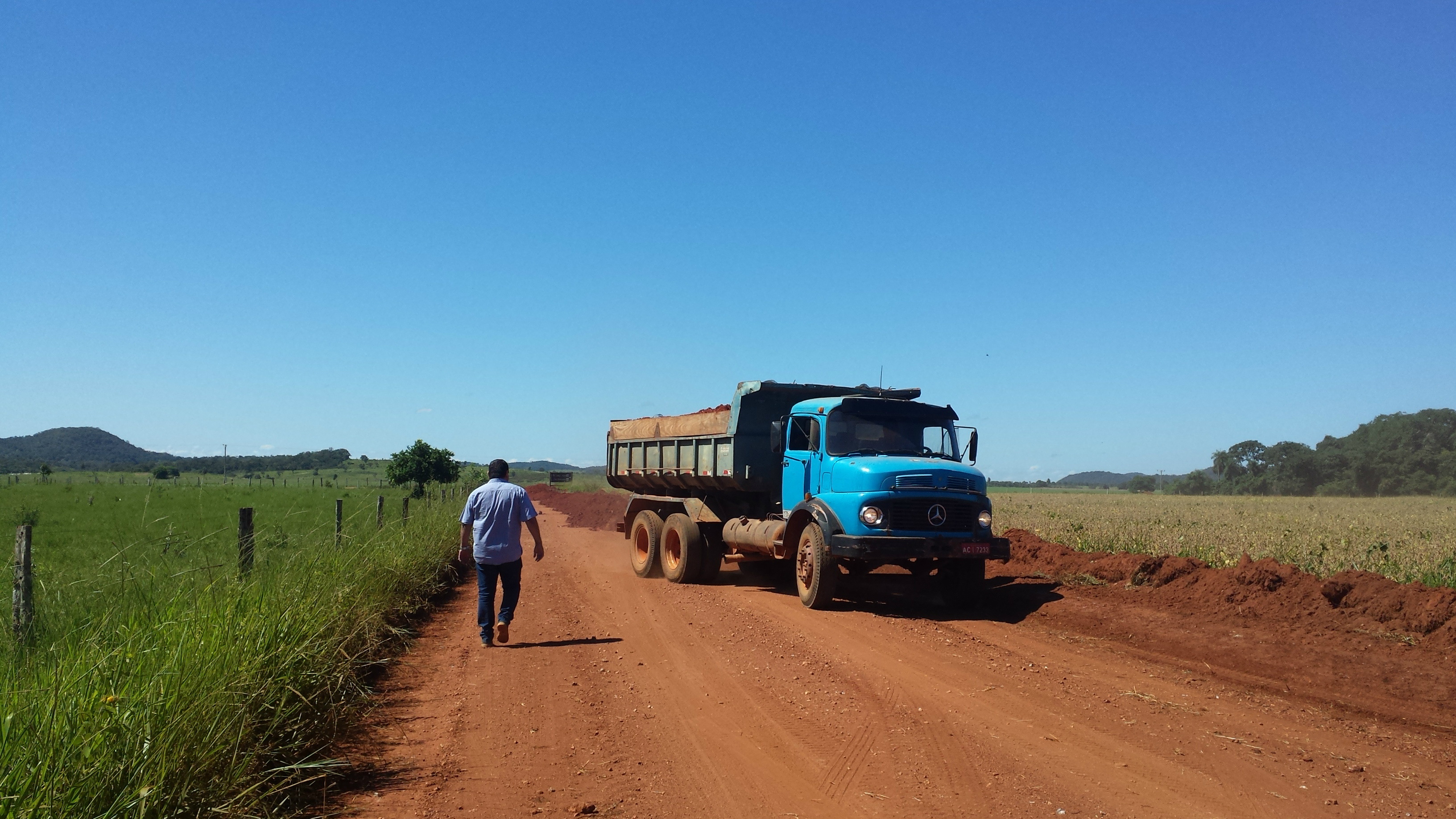 Vice-prefeito Josmail Rodrigues acompanha as obras na estrada da Gruta do Lago Azul 