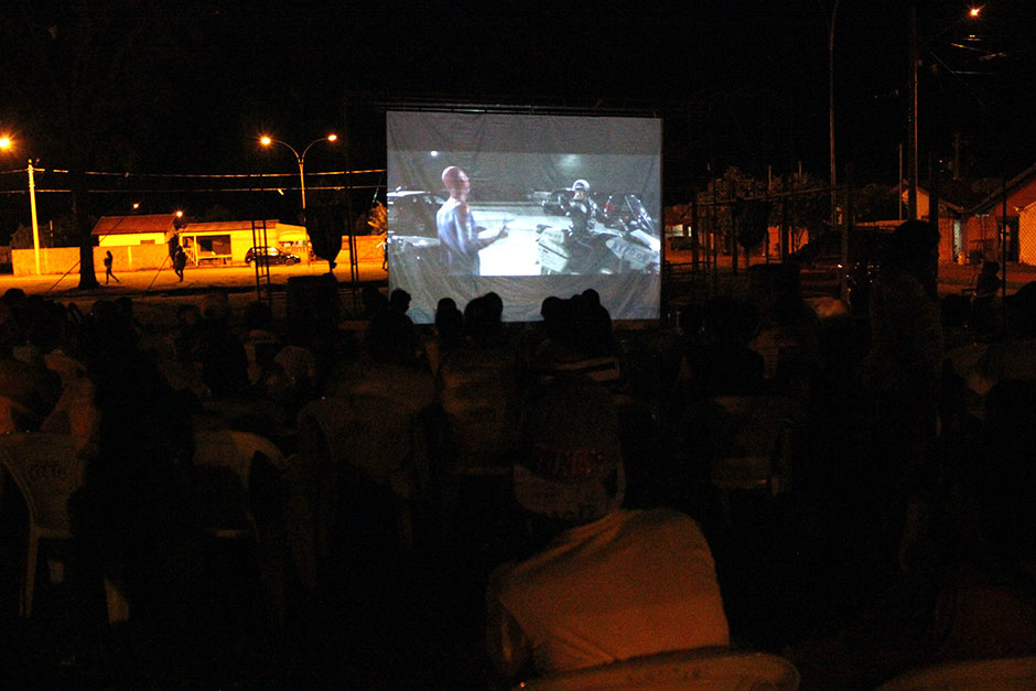 Primeira sessão do programa Meu Bairro tem Cinema foi realizada na praça do Jardim Bom Viver I e II