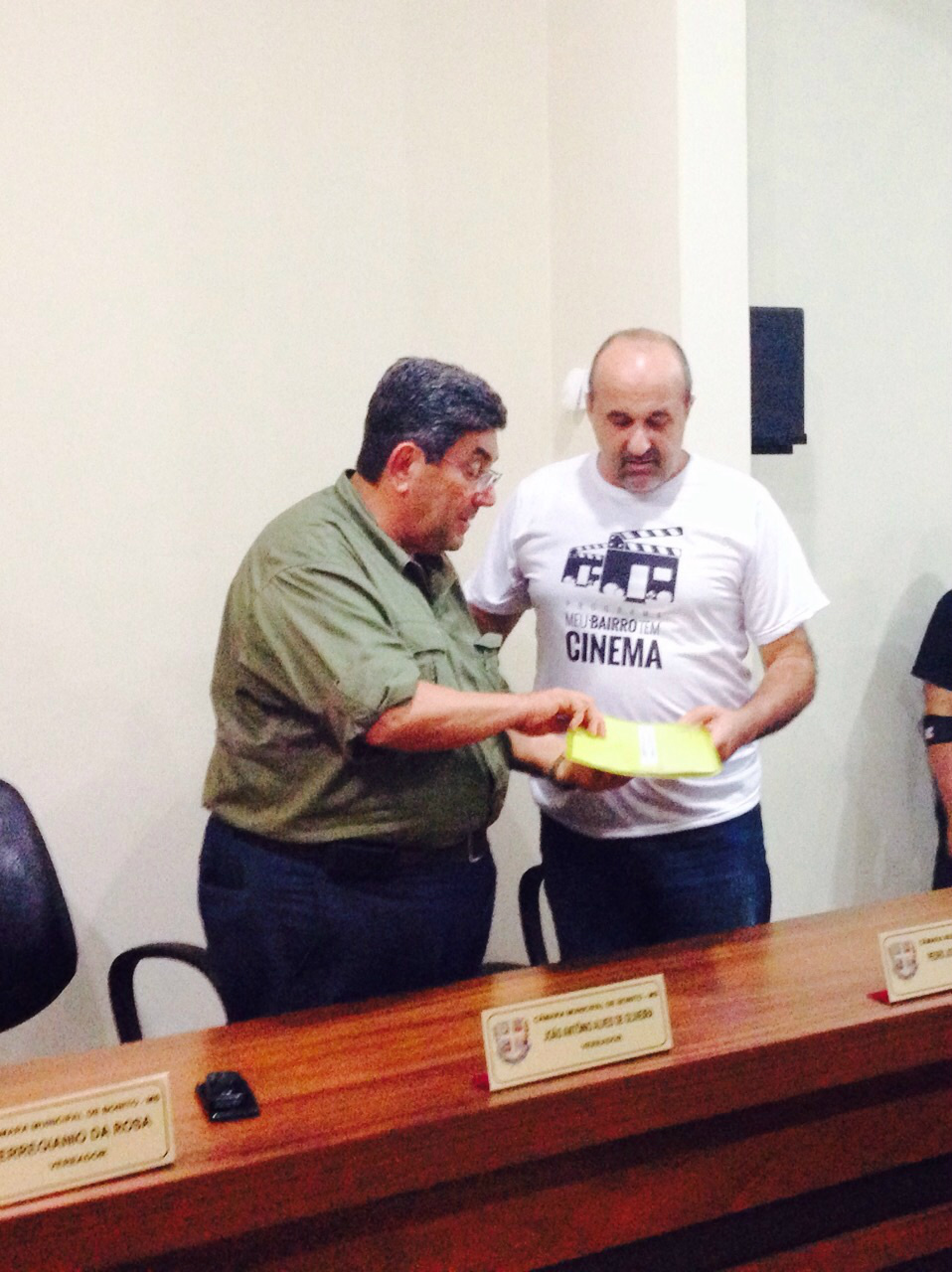 Prefeito Leleco Brito entrega lista para colher assinaturas da comunidade bonitense ao presidente da Fundtur, Nelson Cintra