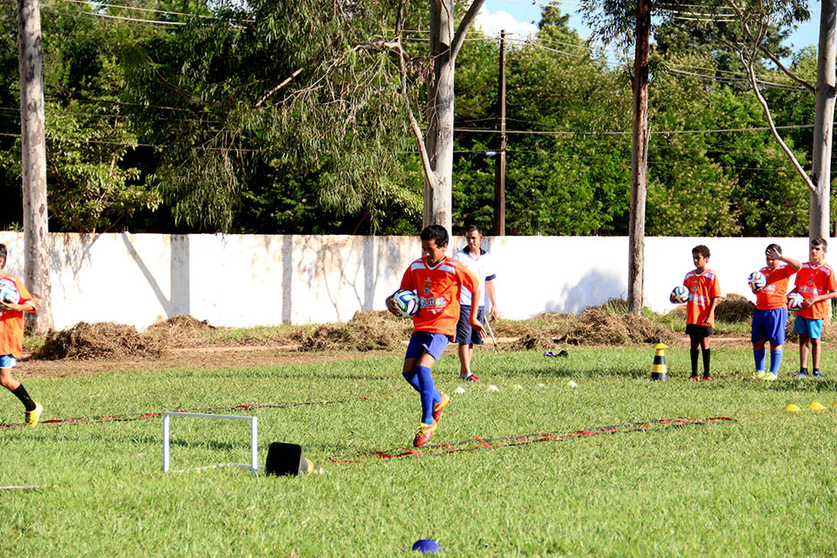 Escolinha de futebol ensina a arte dos campos gratuitamente em Bonito