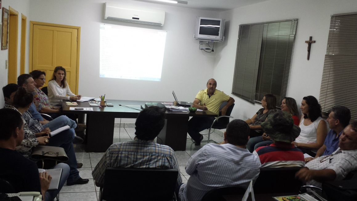 Prefeito Leleco apresenta novas medidas de redução de despesas durante reunião com os secretários do município