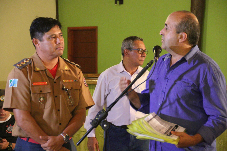 Comandante do Corpo de Bombeiros do Interior, coronel Cebalos e o prefeito Leleco Brito durante audiência pública (foto: Daniel Silva/Multi-frequência)