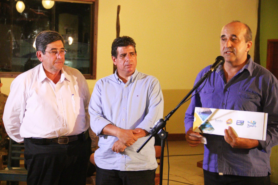 Nelson Cintra, Athayde Nery e Leleco Brito durante entrega de convite para exposição 