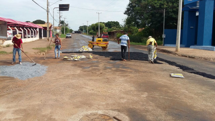 Prefeitura realiza manutenção de asfalto na avenida Pilah de Rebuá