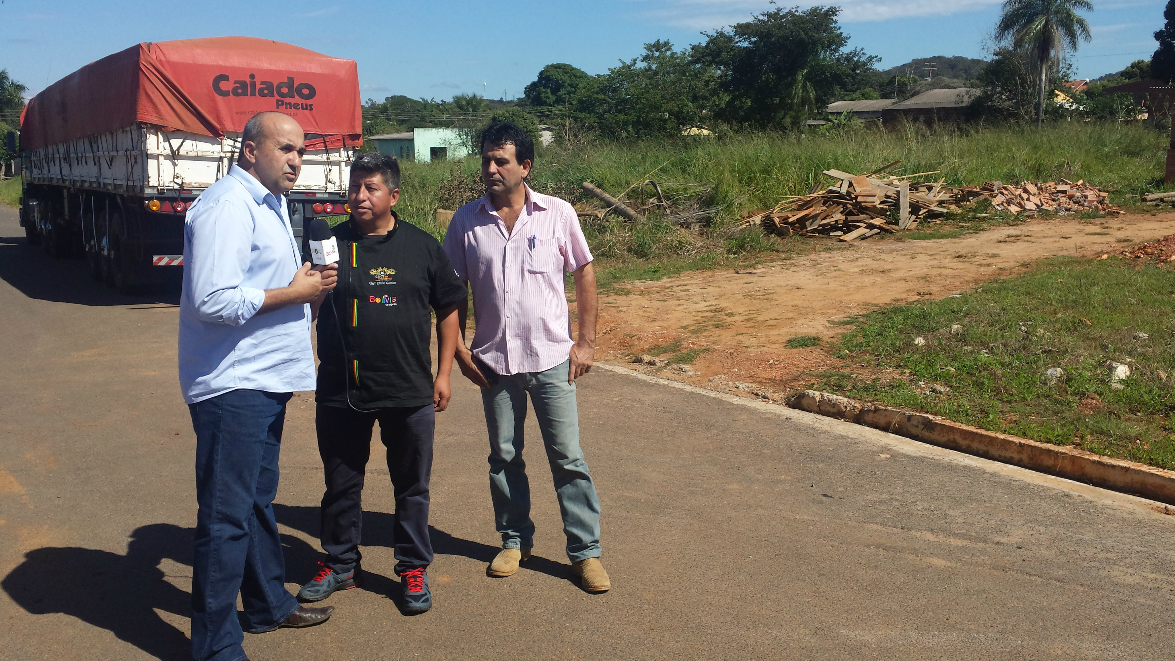 Prefeito recebe equipe de televisão Boliviana