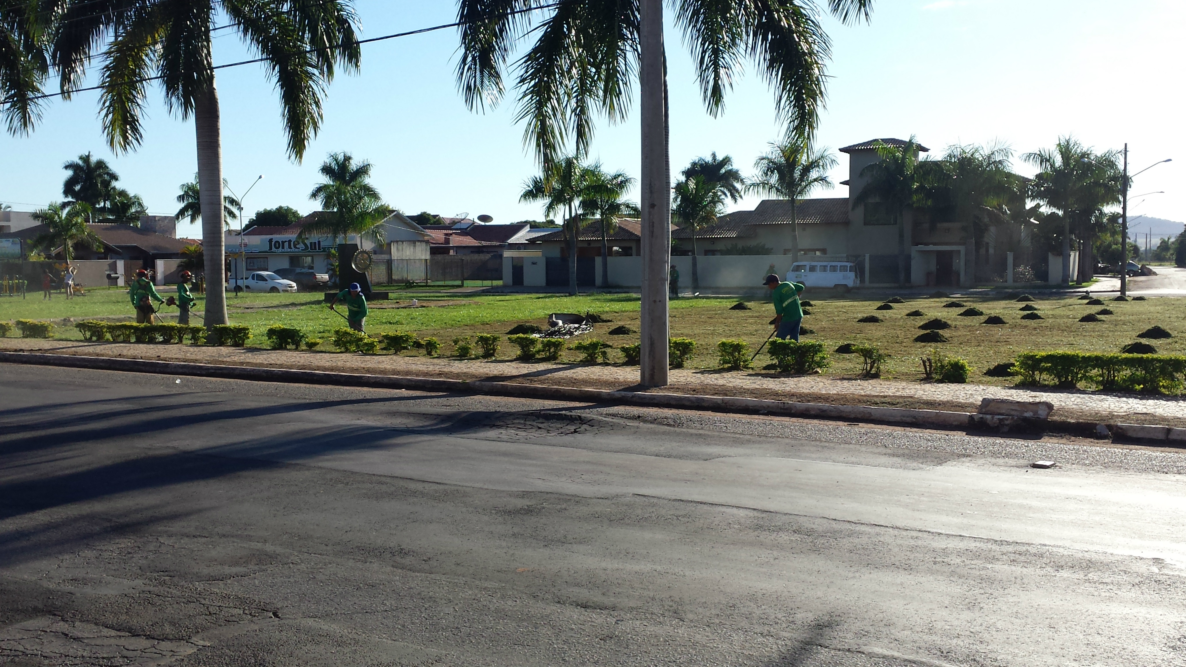 Prefeitura Municipal realiza limpeza e manutenção em praças da cidade