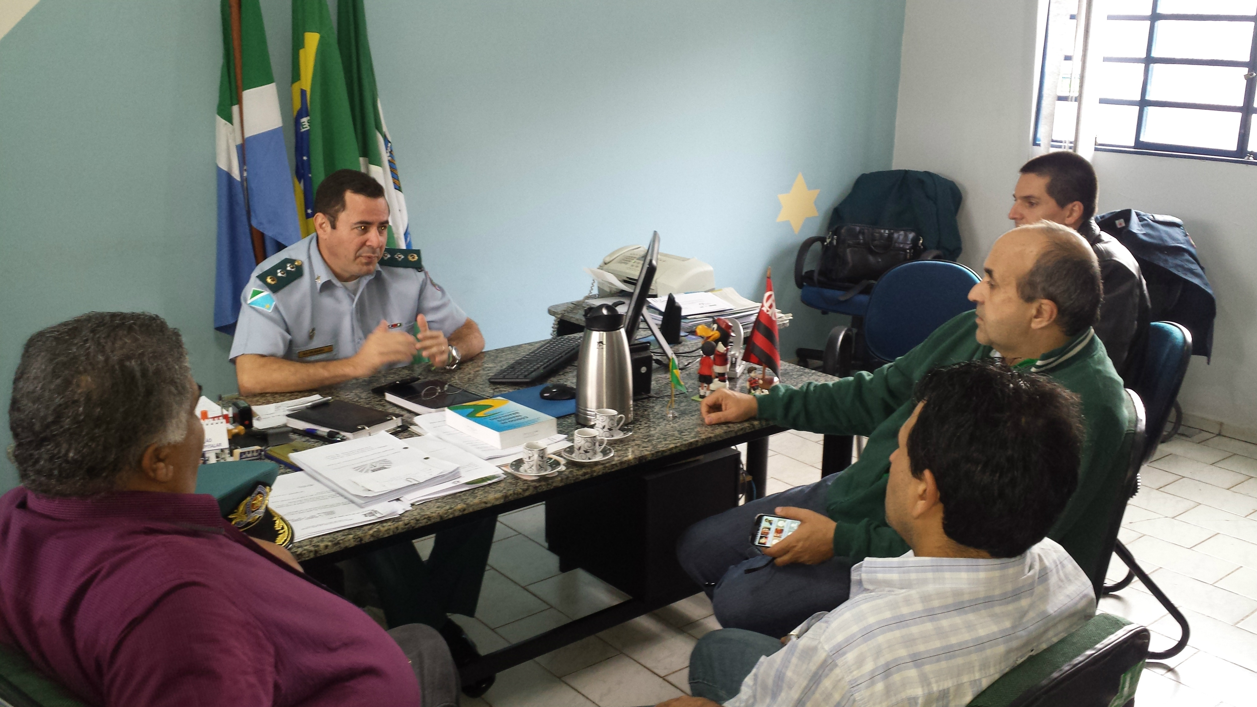 Prefeito Participando de Reunião com Comandante da PM