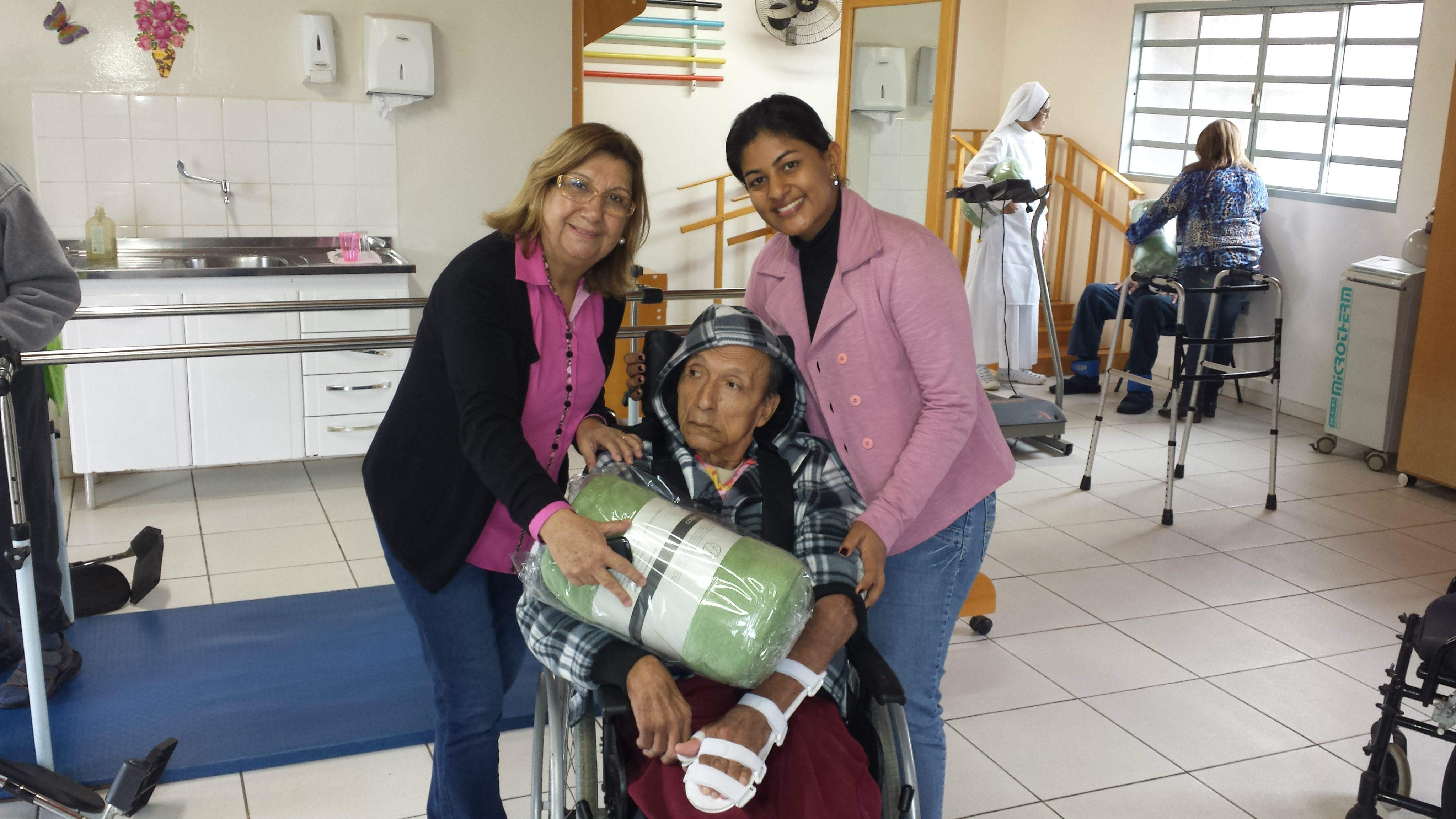 Prefeitura entrega cobertores para idosos do asilo São José