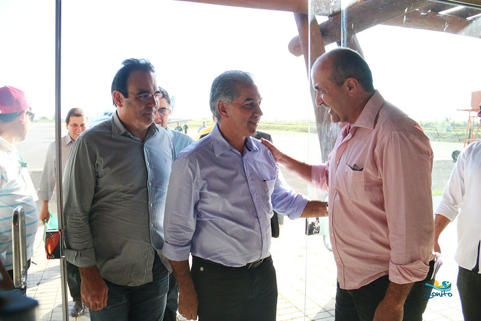 Prefeito e Vice Recepcionam Governador em aeroporto