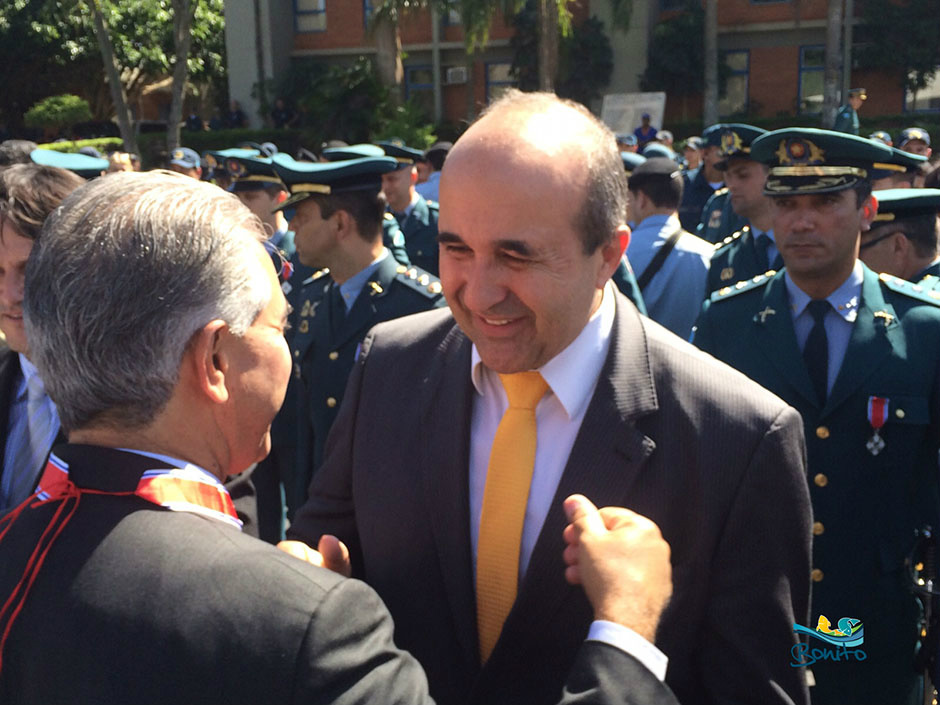 Prefeito de Bonito é condecorado com medalha em ato festivo dos 180 anos da PMMS