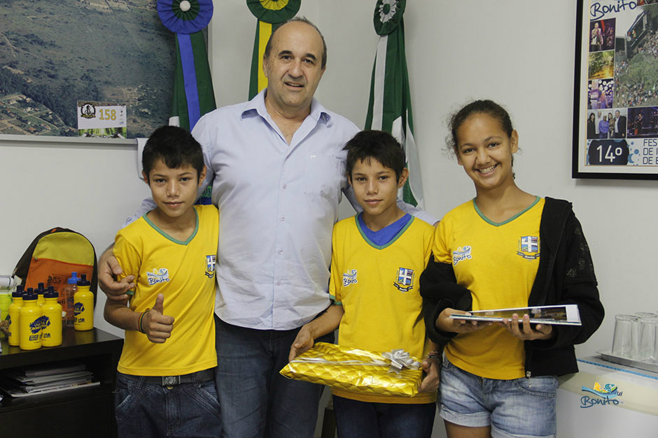 Alunos em visita ao Prefeito Leleco no gabinete (Foto: Daniel Silva/Multi-Frequência)