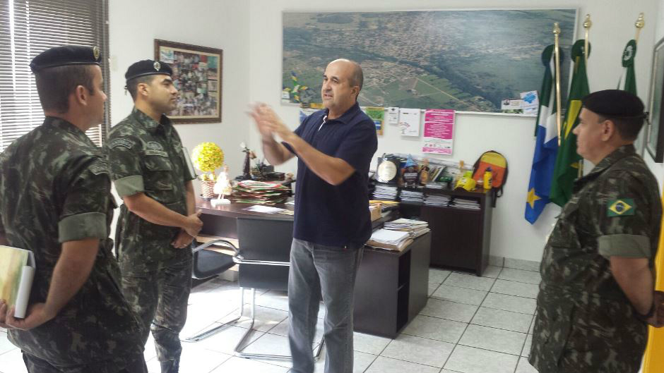 Prefeito Leleco recebe 4ª Cia de Comando do exército em seu gabinete