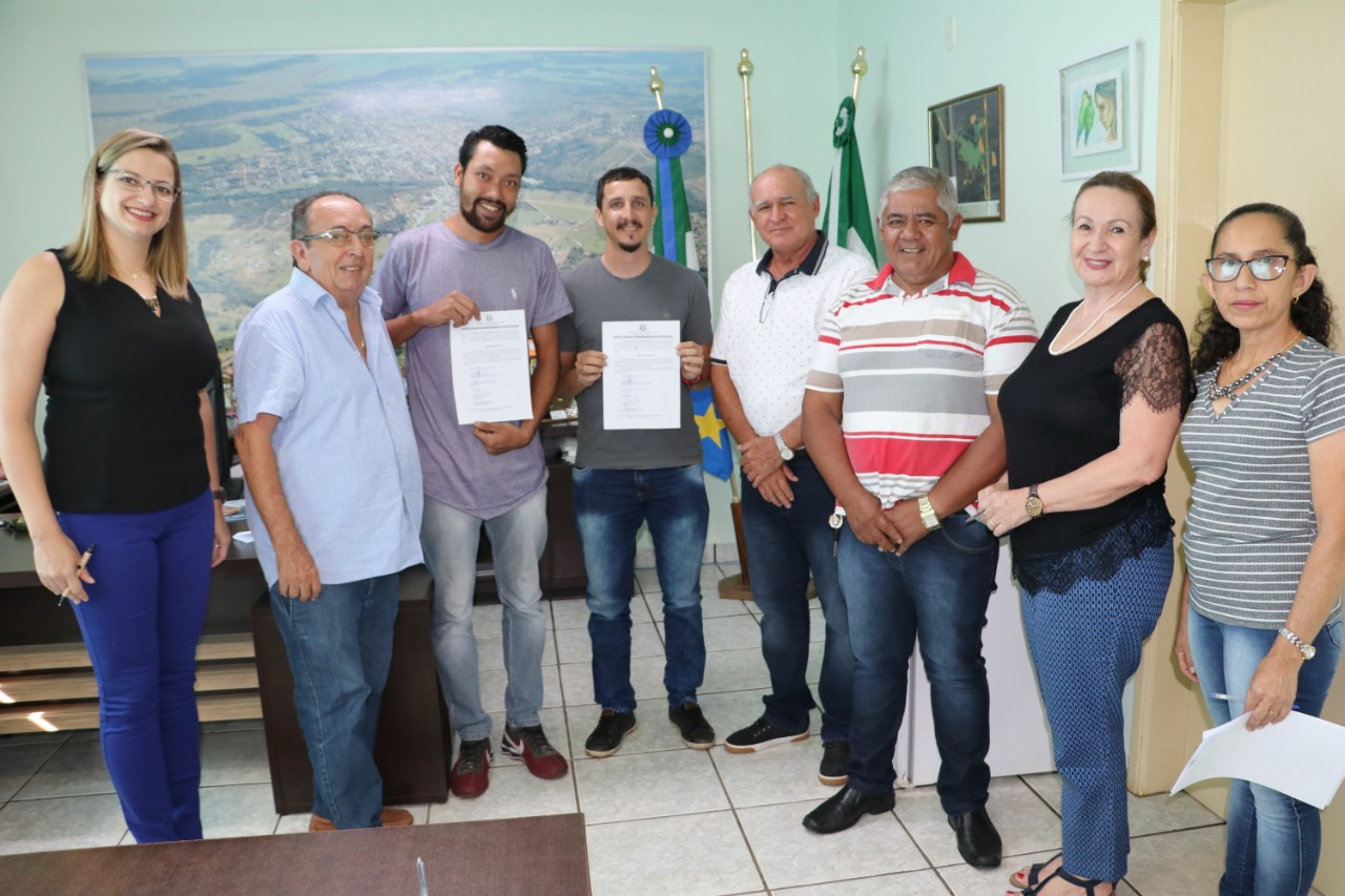 Posse dos novos vigias foi realizada no gabinete do prefeito. Foto: Jabuty
