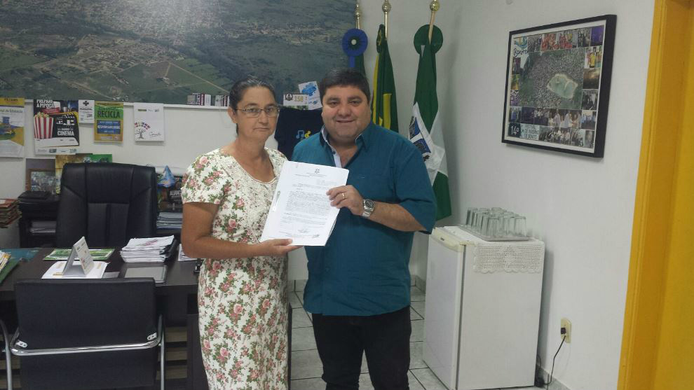 Prefeito assina portaria de aposentadoria de servidora