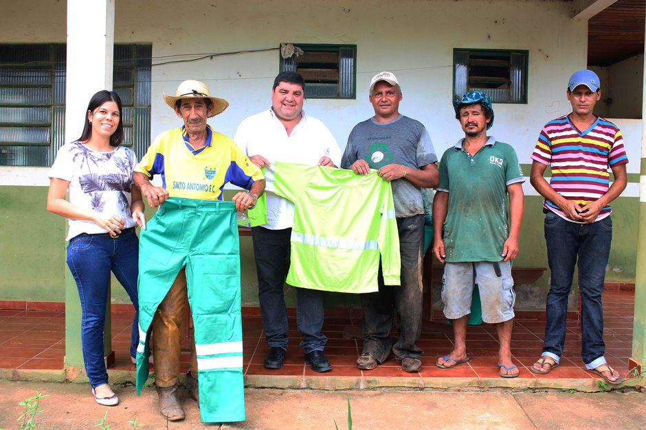 Prefeitura entrega novos uniformes de trabalho aos agentes de endemias e equipe da UPL