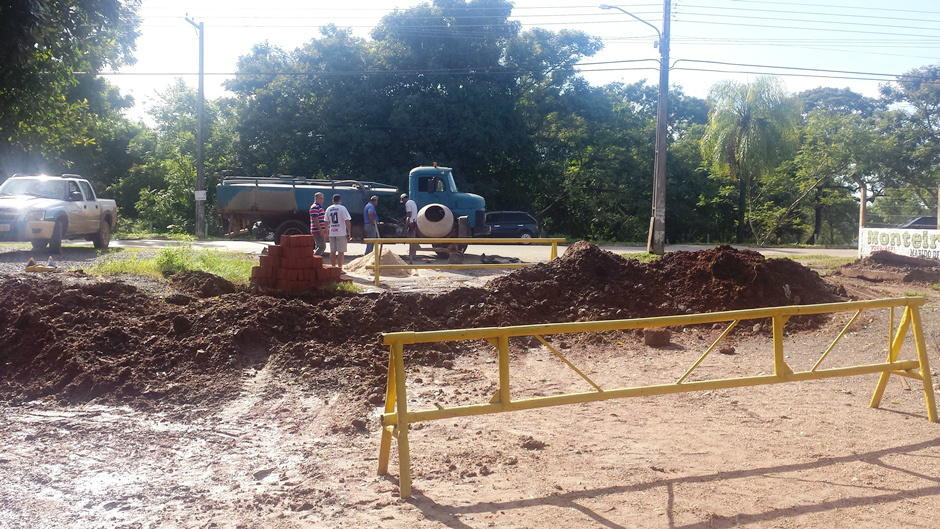 Equipe da prefeitura realiza conserto de encanamentos nas proximidades do Ginásio Municipal