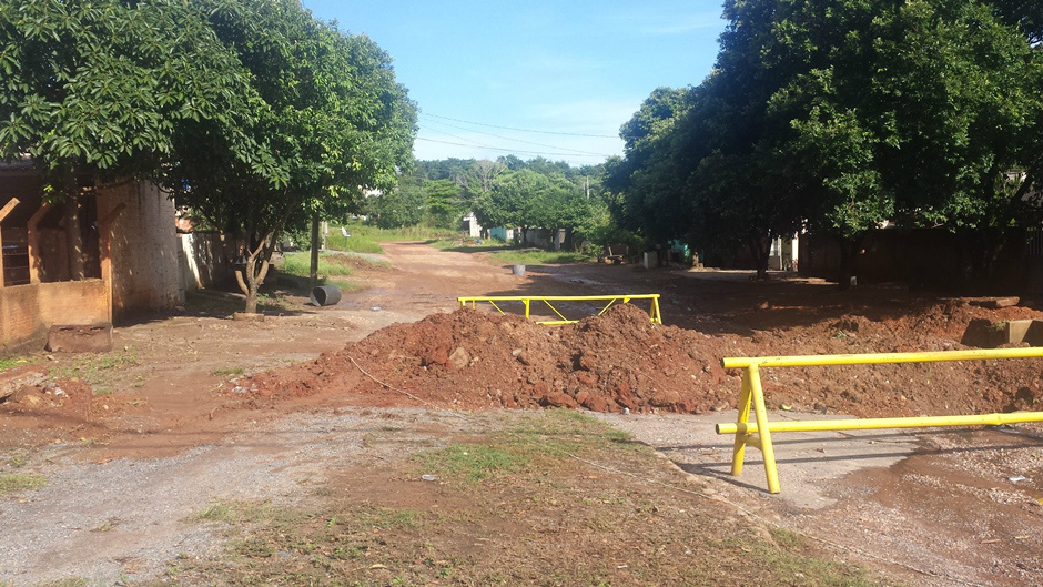 Equipe da prefeitura realiza conserto de encanamentos nas proximidades do Ginásio Municipal