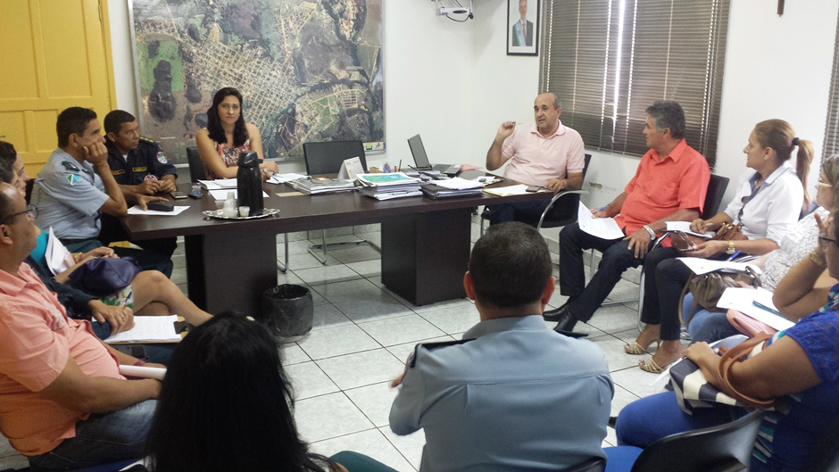 Prefeito participa de reunião com diretores de escolas