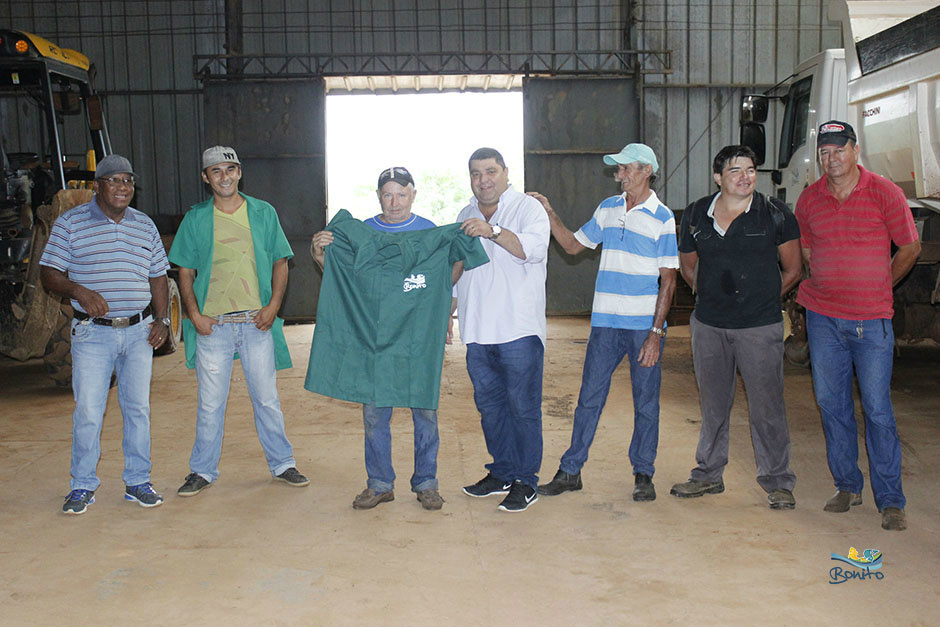 Prefeitura faz entrega de novos uniformes para equipe de obras