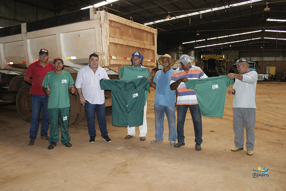 Prefeitura faz entrega de novos uniformes para equipe de obras
