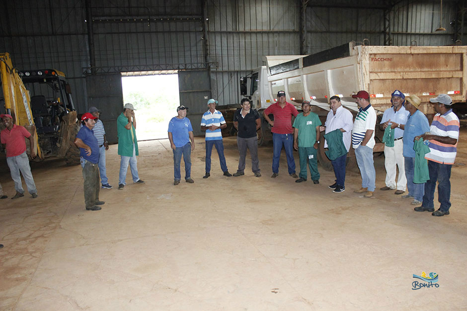 Prefeitura faz entrega de novos uniformes para equipe de obras