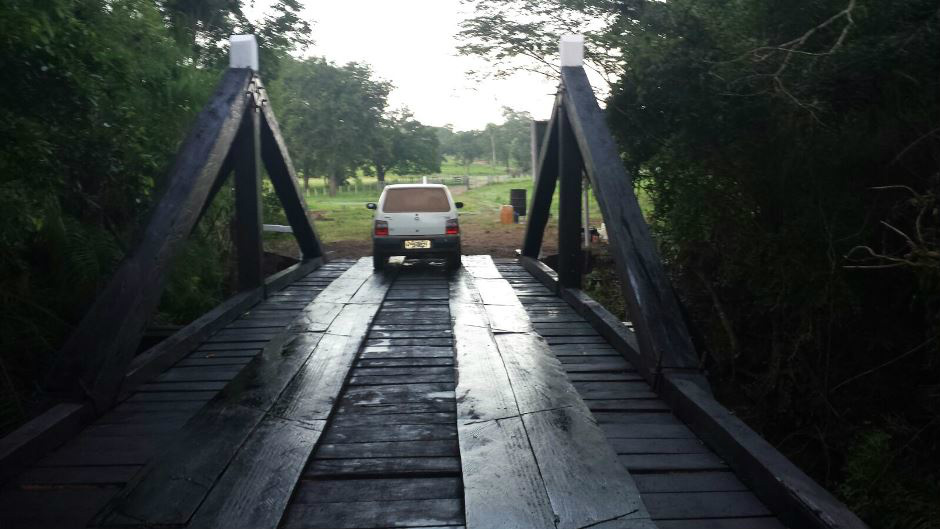 Prefeitura constrói nova ponte de madeira sobre o Córrego Bolívia