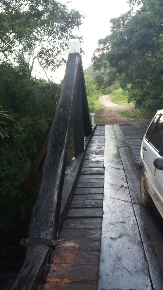 Prefeitura constrói nova ponte de madeira sobre o Córrego Bolívia