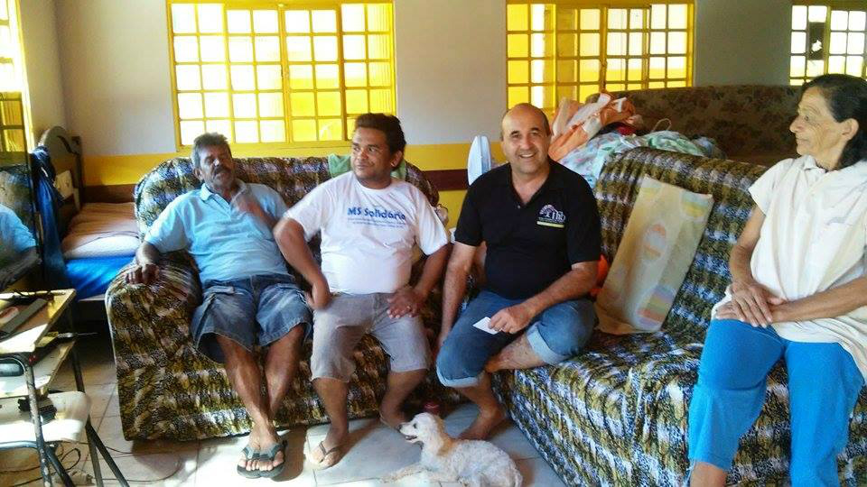 Prefeito Leleco vai ao Distrito Águas do Miranda visitar famílias desabrigadas