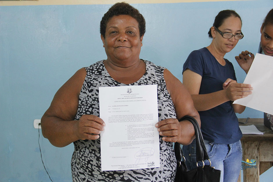 Emoção na entrega do documento de doação de lotes do ‘Lar do Servidor’ em Bonito Emoção na entrega do documento de doação de lotes do ‘Lar do Servidor’ em Bonito
