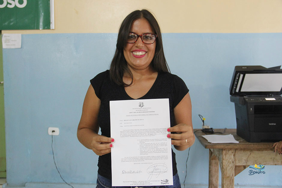 Emoção na entrega do documento de doação de lotes do ‘Lar do Servidor’ em Bonito Emoção na entrega do documento de doação de lotes do ‘Lar do Servidor’ em Bonito