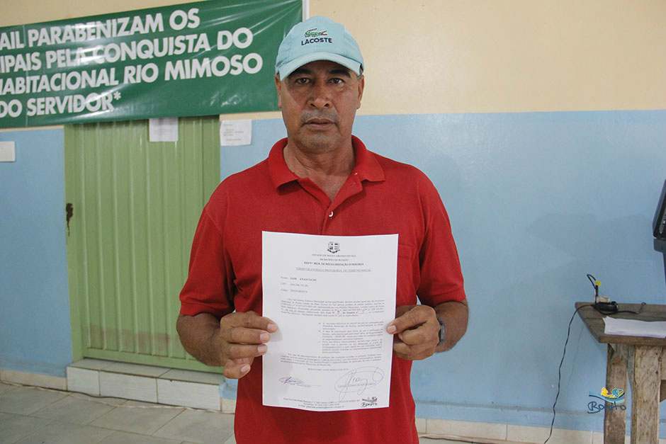 Emoção na entrega do documento de doação de lotes do ‘Lar do Servidor’ em Bonito Emoção na entrega do documento de doação de lotes do ‘Lar do Servidor’ em Bonito