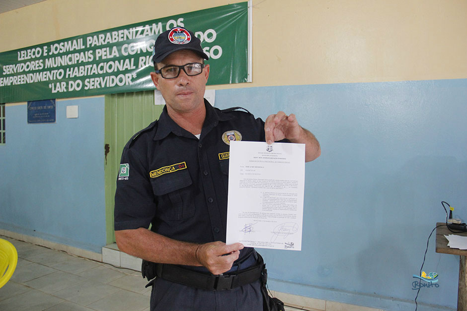 Emoção na entrega do documento de doação de lotes do ‘Lar do Servidor’ em Bonito Emoção na entrega do documento de doação de lotes do ‘Lar do Servidor’ em Bonito