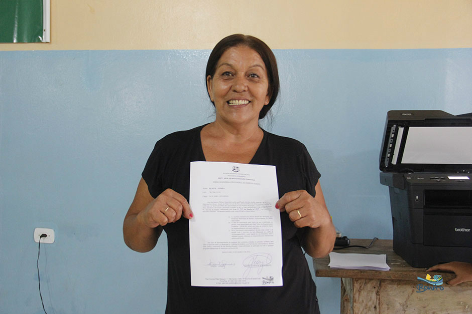 Emoção na entrega do documento de doação de lotes do ‘Lar do Servidor’ em Bonito Emoção na entrega do documento de doação de lotes do ‘Lar do Servidor’ em Bonito