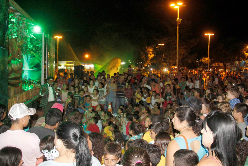 Alunos das escolas municipais lotam a Praça da Liberdade para celebração da Páscoa
